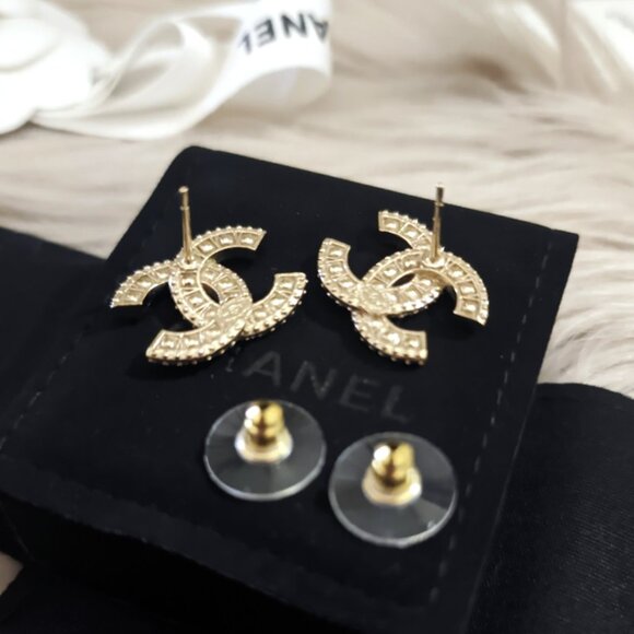 Gorgeous Authentic 2021 CHANEL Classic Stud Earrings - Picture 11 of 12